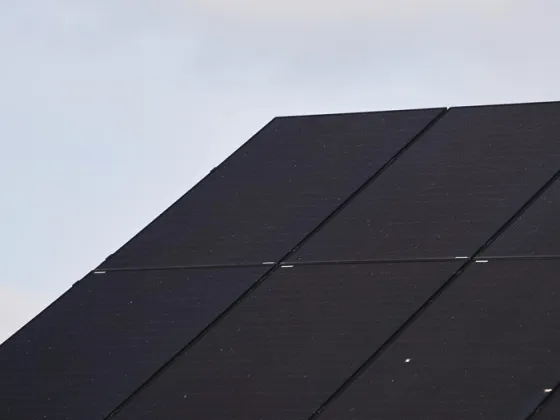 Paneles solares fotovoltaicos instalados en tejado residencial